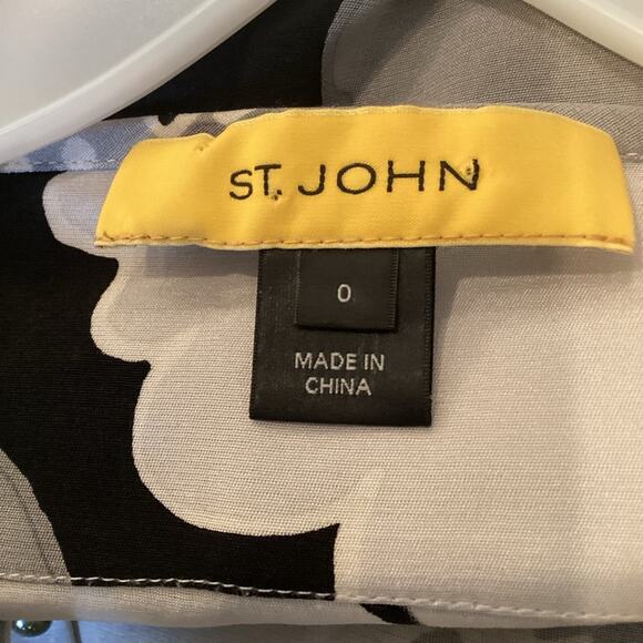 St. John Silk Blouse in Size 0 with Flowers and Beads around V-neck. - Picture 6 of 8